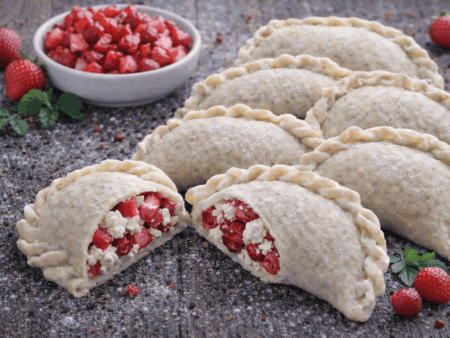 4 450x338 - Вареники с творогом и клубникой